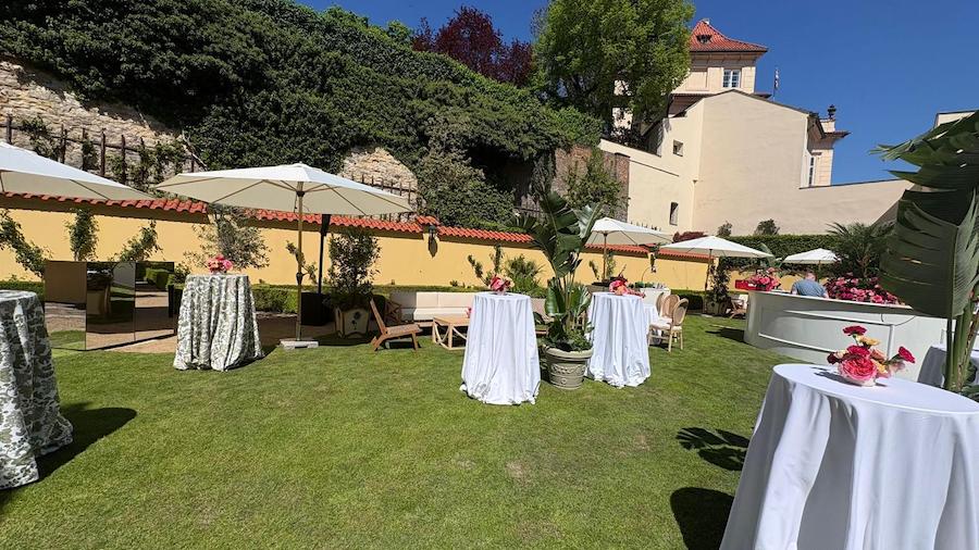 Večírek ve stylu 80. let v Hartigovském paláci